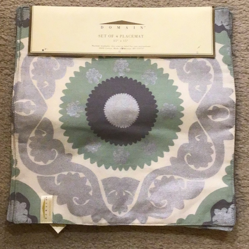 Boho decor NWT set of 4 placemats kitchen NWT BEIGE GREEN SILVER 15x15 mandala